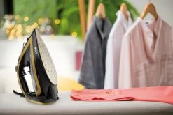 Tefal Stoomstrijkijzer FV5696 Turbo Pro Anti-Calc+ Anti-kalk-collector, Verticale Stoomfunctie, Uitstekende Strijkzool, Eco-functie -Tefal tefal stoomstrijkijzer fv5696 turbo pro anti calc anti kalk collector verticale stoomfunctie uitstekende strijkzool eco functie goud 3